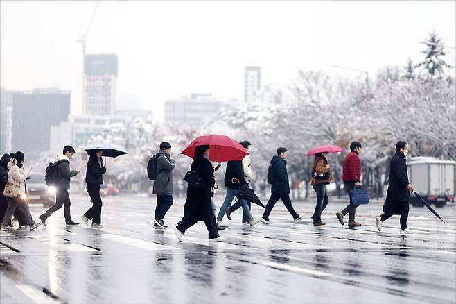 기업들에 ‘리더 포비아(Leader Phobia)’ 현상이 확산하고 있다. 2030 직장인들 사이에서는 임원이나 팀장 승진을 포기한다는 의미의 ‘임포족’ ‘승포자’란 신조어도 생겨났다. 사진은 서울 여의도에서 직장인들이 출근하고 있는 모습. (연합뉴스)