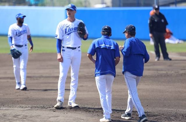 매닝이 24일 한화와의 연습경기에서 강판되고 있다. 사진=삼성 제공
