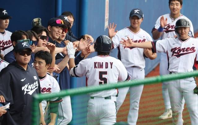 김도영이 26일 삼성전에서 홈런을 친 뒤 동료들과 기쁨을 나누고 있다. 사진=연합뉴스