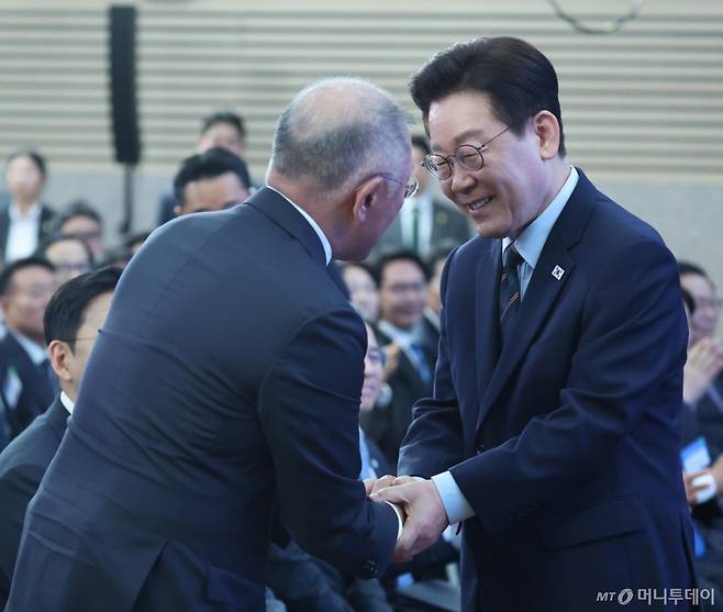 (군산=뉴스1) 이재명 기자 = 이재명 대통령이 27일 전북 군산시 새만금 컨벤션센터에서 열린 새만금 로봇·수소·AI 시티 투자협약식에서 정의선 현대자동차 회장과 악수를 하고 있다. 2026.2.27/뉴스1  Copyright (C) 뉴스1. All rights reserved. 무단 전재 및 재배포,  AI학습 이용 금지. /사진=(군산=뉴스1) 이재명 기자