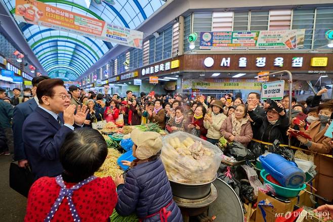 [서울=뉴시스] 최동준 기자 = 이재명 대통령이 27일 전북 전주 신중앙시장을 방문해 시민들과 대화하고 있다. (사진=청와대 제공) 2026.02.27. photo@newsis.com *재판매 및 DB 금지 /사진=