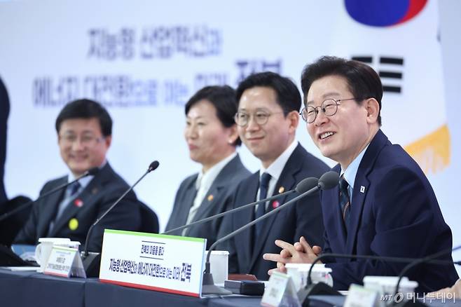 (전주=뉴스1) 이재명 기자 = 이재명 대통령이 27일 전북 전주시 전북대학교에서 열린 ’전북의 마음을 듣다’ 타운홀미팅 간담회에서 발언을 하고 있다. 2026.2.27/뉴스1  Copyright (C) 뉴스1. All rights reserved. 무단 전재 및 재배포,  AI학습 이용 금지. /사진=(전주=뉴스1) 이재명 기자