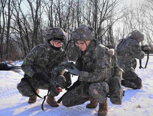 육군 6보병사단 용문산여단 장병들이 쌍방교전훈련 중 TMMR을 활용해 위치를 보고하고 사진을 전송하고 있다. 육군 제공/국방일보