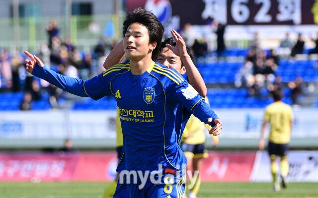 2026년 2월 25일 경상남도 통영공설운동장에서 '약속의 땅 통영, 제62회 춘계대학축구연맹전' 통영기 결승, 울산대학교와 전주대학교의 경기가 열렸다.울산대 김승현이 골을 넣고 기뻐하고 있다./통영공설운동장=유진형 기자