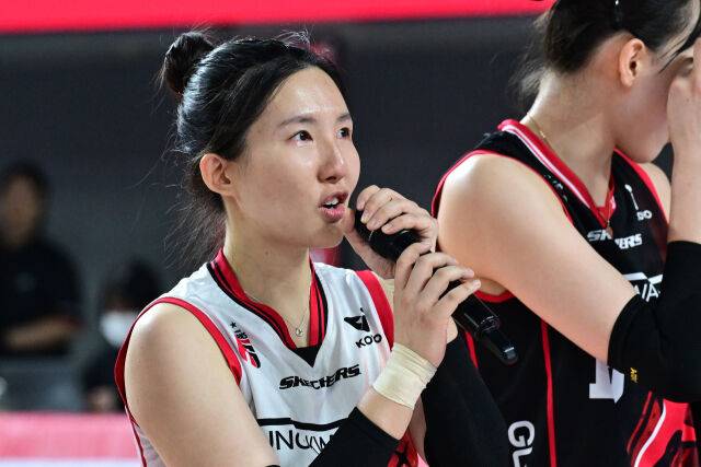 눈물을 흘리며 팬들에게 감사의 인사를 전하는 정관장 노란. / 한국배구연맹(KOVO)