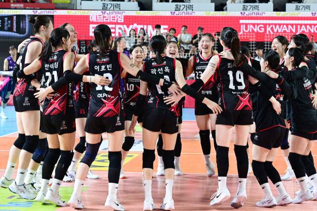 정관장 선수들이 연패를 탈출한 뒤 기뻐하고 있다.