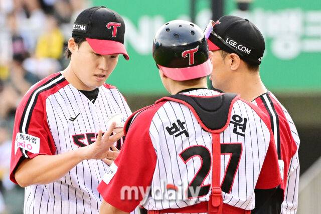 7일 오후 서울 잠실야구장에서 진행된 '2025 신한 SOL뱅크 KBO 리그' SSG-LG의 경기. LG 선발 임찬규가 1회와 2회 연속 실점을 한뒤 아쉬워 하고 있다./마이데일리