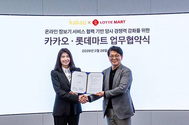 정신아(왼쪽) 카카오 대표와 차우철 롯데마트·슈퍼 대표가 온라인 장보기 서비스 강화 위한 업무협약식에서 기념 사진을 촬영하는 모습 [카카오 제공]