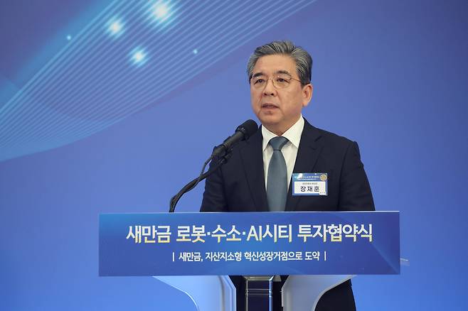 장재훈 현대차그룹 부회장이 27일 전북 군산새만금컨벤션센터에서 이재명 대통령이 참석한 가운데 열린 새만금 로봇·수소·AI 시티 투자협약식에서 새만금 미래 전략사업 투자계획을 발표하고 있다.  [연합]