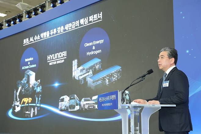 장재훈 현대차그룹 부회장이 27일 전북 군산새만금컨벤션센터에서 이재명 대통령이 참석한 가운데 열린 새만금 로봇·수소·AI 시티 투자협약식에서 새만금 미래 전략사업 투자계획을 발표하고 있다. [연합]