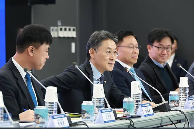 권대영 금융위원회 부위원장이 27일 오전 울산광역시 남구 울산스타트업허브(종하이노베이션센터)에서 개최한 부울경 지역·벤처기업 간담회를 주재하면서, 그간의 성과 설명 후 참석자들의 지역 벤처·스타트업의 애로와 질의응답 시간을 가졌다. [금융위원회]