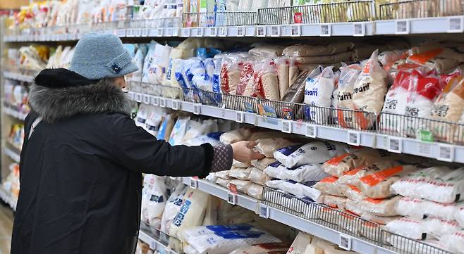 서울 서초구 하나로마트 양재점을 찾은 한 시민이 설탕 제품을 살펴보고 있다. [헤럴드DB]
