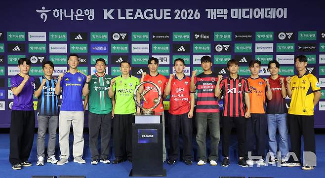 [서울=뉴시스] 권창회 기자 = K리그 선수들이 25일 서울 서대문구 스위스그랜드호텔에서 열린 2026 K리그1 개막 미디어데이에서 기념촬영을 하고 있다. 왼쪽부터 FC안양 이창용, 인천 유나이티드 이명주, 울산HD FC 정승현, 대전 하나 시티즌 주민규, 전북 현대 모터스 김태환, 강원FC 서민우, 김천 상무 이정택, 포항 스틸러스 전민광, FC서울 김진수, 제주SK FC 김륜성, 부천 FC 1995 한지호, 광주FC 안영규. 2026.02.25. kch0523@newsis.com