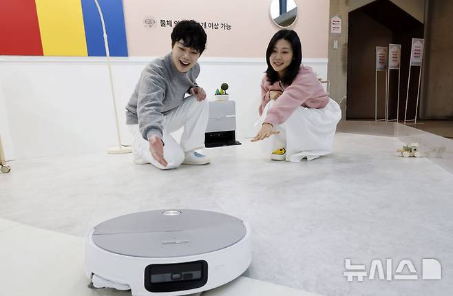 [서울=뉴시스] 김혜진 기자 = 26일 서울 성동구 코사이어티에서 열린 로보락 2026 신제품 론칭쇼에서 모델들이 S10 MaxV Ultra 제품을 살펴보고 있다. 2026.02.26. jini@newsis.com