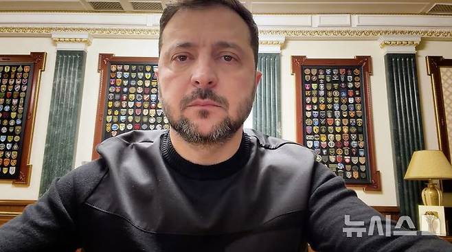 [서울=뉴시스]볼로디미르 젤렌스키 우크라이나 대통령이 25일(현지시간) 화상 연설을 하고 있다. (사진 = 우크라이나 대통령실 홈페이지 갈무리) 2026.02.26 photo@newsis.com