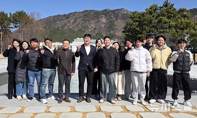 [창원=뉴시스]새로운 방식의 잠수함 상가시스템(Submarine Docking & Lifting System)을 개발한 국립창원대학교 전기공학과 김태규 교수 연구진과 대학 기술지주회사 ㈜지유 연구진. 지유 연구진도 국립창원대 출신 석·박사들이다.(사진=국립창원대 제공) 2026.02.27. photo@newsis.com