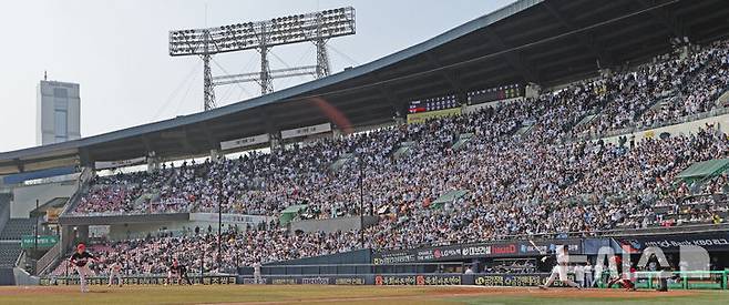 [서울=뉴시스] 김금보 기자 = 14일 오후 서울 송파구 잠실야구장에서 열린 2025 프로야구 두산 베어스와 KIA 타이거즈의 시범경기를 찾은 관중들이 경기를 즐기고 있다. 2025.03.14. kgb@newsis.com