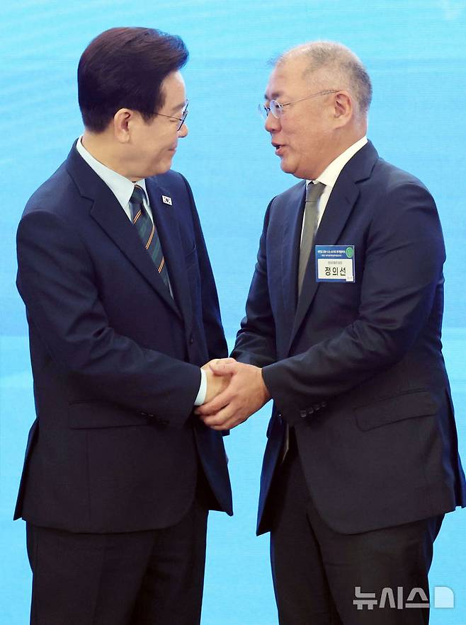 [군산=뉴시스] 최동준 기자 = 이재명 대통령이 27일 전북 군산 새만금컨벤션센터에서 열린 '새만금 로봇·수소·AI시티 투자협약식'에서 기념촬영을 마친 뒤 정의선 현대자동차그룹 회장과 악수하고 있다. (청와대통신사진기자단) 2026.02.27. photocdj@newsis.com