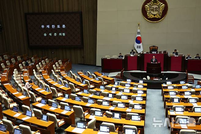 [서울=뉴시스] 김명년 기자 = 송석준 국민의힘 의원이 27일 오후 서울 여의도 국회 본회의에서 '대법관 증원'을 핵심으로 하는 법원조직법 일부개정법률안에 대한 무제한토론(필리버스터)을 하고 있다. 2026.02.27. kmn@newsis.com
