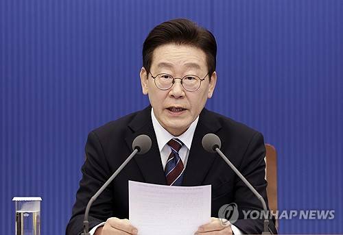 발언하는 이재명 대통령 (서울=연합뉴스) 한상균 기자 = 이재명 대통령이 26일 청와대에서 열린 수석보좌관회의에서 발언하고 있다. 2026.2.26 xyz@yna.co.kr