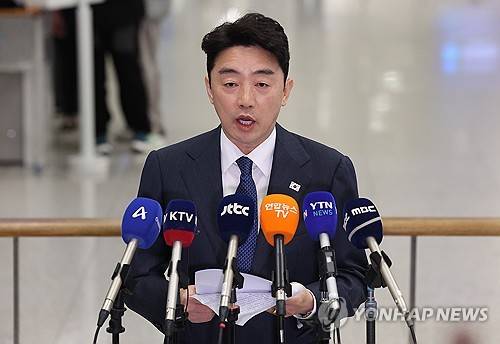 귀국해 취재진 앞에 선 강훈식 비서실장 (영종도=연합뉴스) 김성민 기자 = 이재명 대통령의 전략경제협력 특사 자격으로 아랍에미리트(UAE)를 방문한 강훈식 대통령 비서실장이 26일 인천국제공항 1터미널에서 입장을 밝히고 있다. 2026.2.26 ksm7976@yna.co.kr