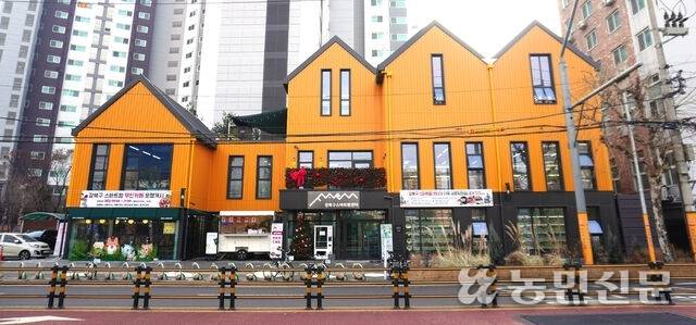 서울 도심 한복판에서 농업을 체험하고 이해할 수 있는 ‘강북구 스마트팜센터’.