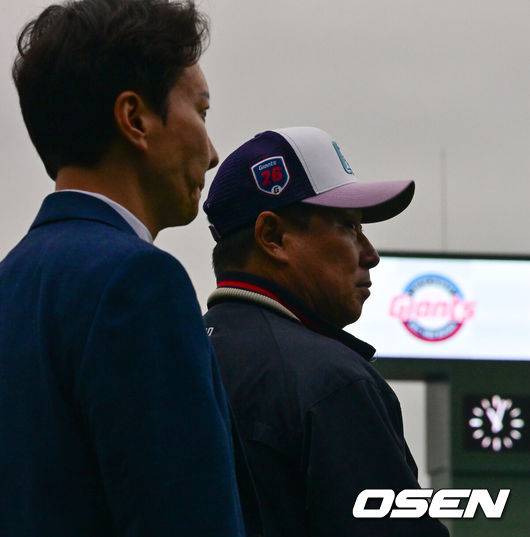 [OSEN=미야자키(일본), 지형준 기자] 26일 일본 미야자키 산마린 스타디움에서 두산 베어스와 롯데 자이언츠의 구춘대회 경기가 열렸다.이날 두산은 이영하, 롯데는 쿄아마가 선발로 나섰다.경기에 앞서 롯데 박준혁 단장과 김태형 감독이 훈련을 지켜보고 있다. 2026.02.26 /jpnews@osen.co.kr