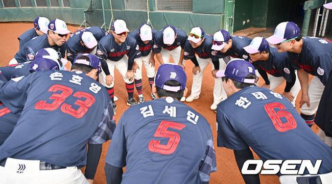 [OSEN=타이난(대만) , 이석우 기자] 프로야구 롯데 자이언츠가 2일(한국시간) 대만 타이난 아시아-태평양 국제야구센터에 스프링캠프를 차리고 구슬땀을 흘렸다.김태형 감독 등&nbsp;코치진과 투수&nbsp;20명,&nbsp;포수&nbsp;5명,&nbsp;내야수&nbsp;9명,&nbsp;외야수&nbsp;7명 등 총&nbsp;41명의 선수단이 1월 20일까지 1차 캠프에서 체력 강화와 기술 훈련을 치른 뒤 21일부터 3월 5일까지 일본 미야자키로 옮겨 2차 캠프에서 구춘리그에 참가해 실전 감각을 점검한다.롯데 선수들이 훈련 시작전 구호를 외치고 있다. 2026.02.02 / foto0307@osen.co.kr