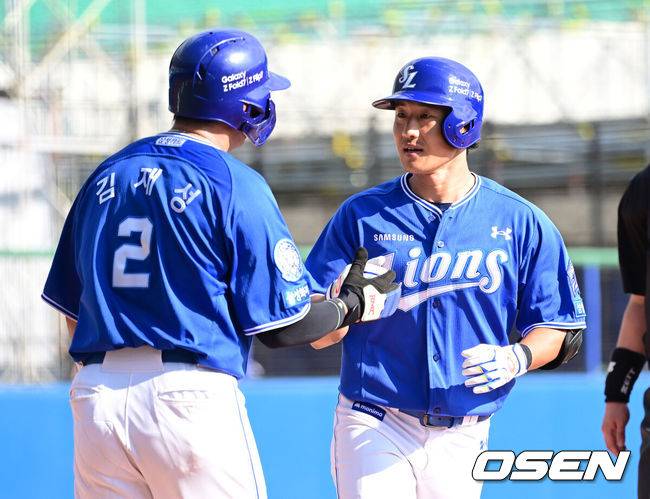 [OSEN=오키나와(일본), 최규한 기자] 2026 WBC(월드베이스볼클래식)를 준비하는 대한민국 야구 대표팀이 26일 일본 오키나와 가데나 야구장에서 프로야구 삼성 라이온즈와 연습경기를 펼쳤다. 야구 대표팀은 오키나와에서 국내 팀들과 6차례 연습경기를 치르며 전력을 끌어올릴 예정이다.8회초 2사 1루 상황 삼성 이성규가 추격의 좌월 투런포를 날리고  홈을 밟으며 김재성과 인사를 나누고 있다. 2026.02.26 / dreamer@osen.co.kr