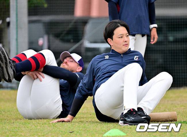 [OSEN=미야자키(일본), 지형준 기자] 26일 일본 미야자키 산마린 스타디움에서 두산 베어스와 롯데 자이언츠의 구춘대회 경기가 열렸다.두 팀의 맞대결은 롯데가 6-2로 앞선 3회말 악천후로 인해 노게임 선언됐다.&nbsp;경기에 앞서 롯데 김원중이 스트레칭을 하고 있다. 2026.02.26 /jpnews@osen.co.kr