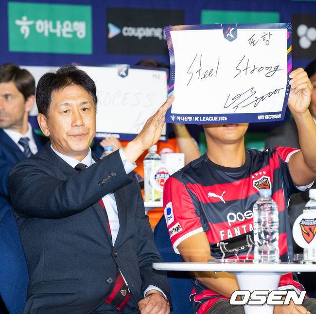 [OSEN=박준형 기자] 25일 서울 서대문구  스위스그랜드 호텔 컨벤션센터에서  하나은행 K리그 2026 개막 미디어데이가 진행됐다.프로축구 K리그 29개 구단이 새 시즌 개막을 앞두고 저마다 당찬 출사표를 던졌다. 포항 스틸러스 박태하 감독이 포즈를 취하고 있다.  2026.02.25 / soul1014@osen.co.kr