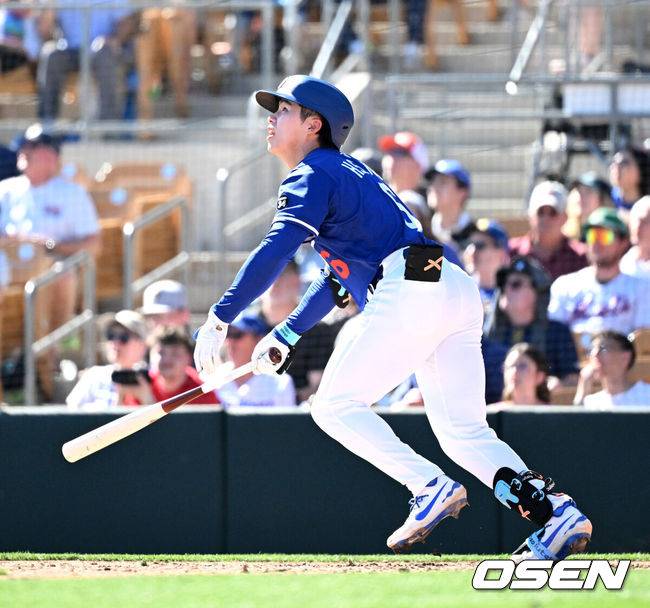 [OSEN=애리조나(미국), 이대선 기자] 26일(한국시간) 미국 애리조나주 글렌데일 캐멀백 랜치에서 2025 메이저리그 시범경기 LA 다저스와 시애틀 매리너스의 경기가 열렸다.김혜성은 다저스와 최대 3+2년 2200만 달러(약 320억원) 계약에 합의하며 메이저리그 진출에 성공했다.4회말 1사에서 LA 다저스 김혜성이 외야플라이로 물러나고 있다. 2025.02.26 / sunday@osen.co.kr