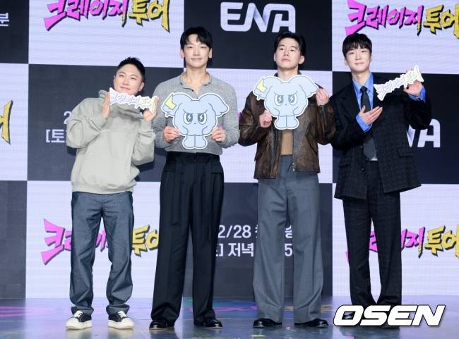 [OSEN=이대선 기자] 27일 오후 서울 마포구 쇼킹케이팝센터에서 ENA 새 예능 ‘크레이지 투어’ 제작발표회가 열렸다.  '크레이지 투어'는 도파민과 스릴에 굶주린 4인방, 비(정지훈), 김무열, 빠니보틀, 이승훈(WINNER)이 전 세계 곳곳에 숨어 있는 '크레이지'한 도전을 찾아 떠나는 지구상 가장 미친 여행 예능이다.  오동인 PD, 빠니보틀, 비, 김무열, 이승훈, 송가희 PD가 포토타임을 가지고 있다. 2026.02.27 /sunday@osen.co.kr