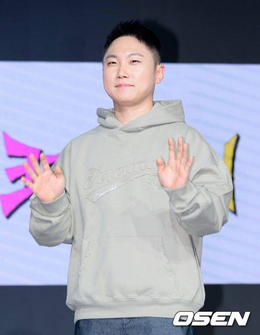 [OSEN=이대선 기자] 27일 오후 서울 마포구 쇼킹케이팝센터에서 ENA 새 예능 ‘크레이지 투어’ 제작발표회가 열렸다.  '크레이지 투어'는 도파민과 스릴에 굶주린 4인방, 비(정지훈), 김무열, 빠니보틀, 이승훈(WINNER)이 전 세계 곳곳에 숨어 있는 '크레이지'한 도전을 찾아 떠나는 지구상 가장 미친 여행 예능이다.  오동인 PD, 빠니보틀, 비, 김무열, 이승훈, 송가희 PD가 포토타임을 가지고 있다. 2026.02.27 /sunday@osen.co.kr