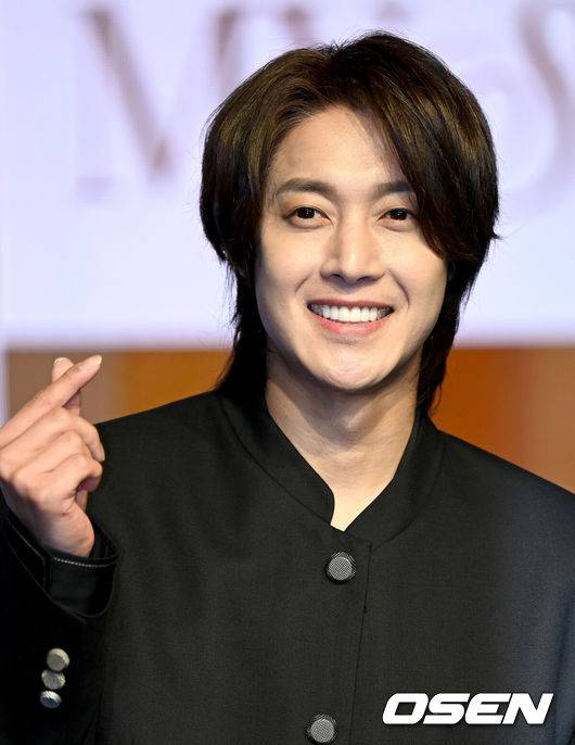 [OSEN=김성락 기자] 27일 오후 서울 강남구 일지아트홀에서 가수 김현중의 세 번째 정규 앨범 ‘MY SUN‘ 발매 기념 쇼케이스가 열렸다. 이번 앨범 ‘MY SUN’은 세계 최초로 달에 도착해 달의 뒷면을 마주한 최초의 인간인 마이클 콜린스의 생을 모티브로 그가 지구에 귀환해 느꼈을 소중한 것들에 관한 이야기를 김현중의 통찰과 상상력을 더해 담아냈다.가수 김현중이 포토타임을 갖고 있다. 2023.02.27 /ksl0919@osen.co.kr