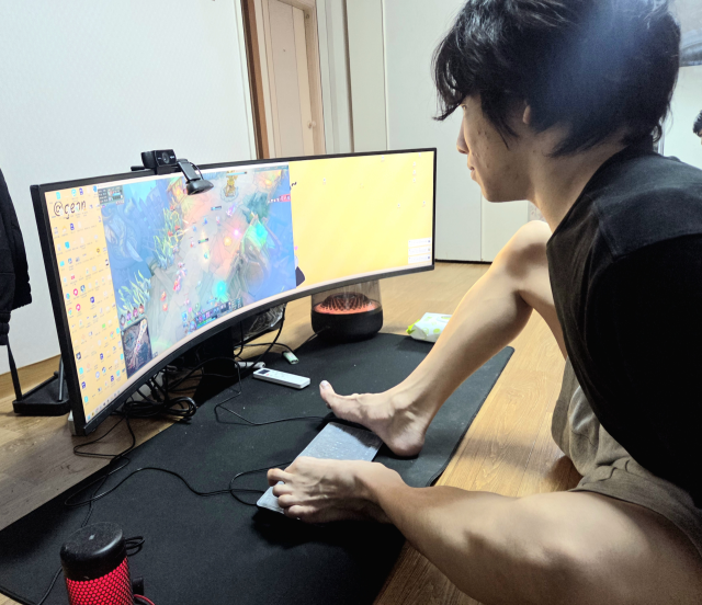 ▲유튜버 '만능발' 이시형 씨가 본인의 자택에서 리그 오브 레전드를 플레이하고 있는 모습ⓒ프레시안(박상혁)