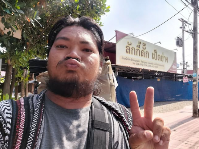 태국 전역을 오토바이로 누비며 커피를 파는 유명 바리스타가 복장을 이유로 예약한 호텔에서 쫓겨났다는 주장을 제기해 현지에서 외모 차별 논란이 일고 있다. 페이스북