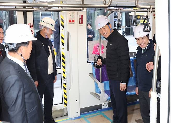 위례선 트램 탑승해보는 오세훈 시장 - 오세훈(오른쪽 두번째) 서울시장이 27일 서울 송파구에 위치한 위례선 트램 105정거장(위례호수공원역) 건설공사 현장에서 트램에 탑승해보고 있다.  연합뉴스