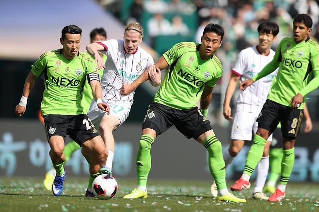 스포츠동아가 새 시즌 K리그1 개막을 맞아 축구계 관계자 50명을 대상으로 설문조사를 진행한 결과, 이들은 대전하나와 전북이 정상을 놓고 다툴 것으로 전망했다. 사진은 21일 전주월드컵경기장서 열린 전북-대전하나의 슈퍼컵 경기. 사진제공│한국프로축구연맹