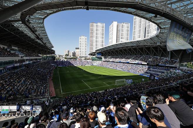 인천 유나이티드와 FC서울이 28일 인천축구전용경기장서 2026시즌 K리그1 공식 개막전을 치른다. 1년 만에 K리그1에서 연결된 ‘경인더비’로 매진 가능성이 크다. 지난해 10월 K리그2 수원 삼성전에 이은 구단 통산 3번째 매진 경기가 될 전망이다. 사진제공｜한국프로축구연맹
