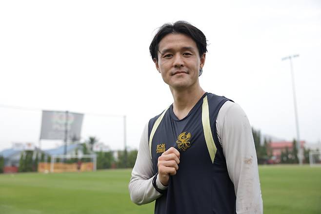 광주 주세종이 지난달 태국 후아힌에서 진행된 1차 동계전지훈련 도중 상의의 엠블럼을 가리키고 있다. 사진제공|한국프로축구연맹