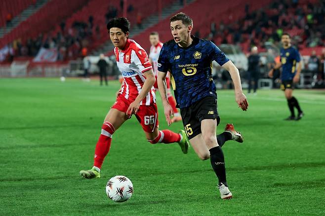 상대를 수비하려 달려가는 설영우.  AFP연합뉴스