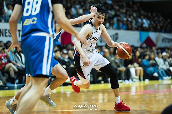 한국 남자농구 대표팀 이현중이 지난 27일 대만과의 경기에서 돌파하고 있다. 국제농구연맹(FIBA) 제공