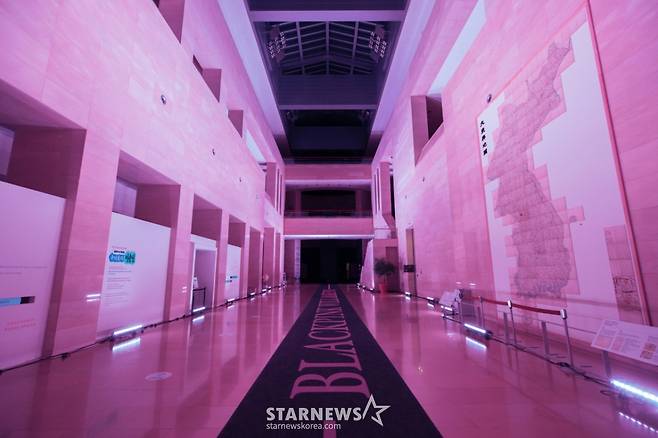 [서울=뉴시스] YG엔터테인먼트는 블랙핑크 컴백을 기념해 내달 8일까지 서울 용산구 국립중앙박물관에서 '국중박 X 블랙핑크' 프로젝트를 선보인다고 27일 밝혔다. 사진은 '국중박 X 블랙핑크' 프로젝트가 진행되는 국립중앙박물관 모습. (사진=YG엔터테인먼트 제공) 2026.02.27. photo@newsis.com *재판매 및 DB 금지 /사진=
