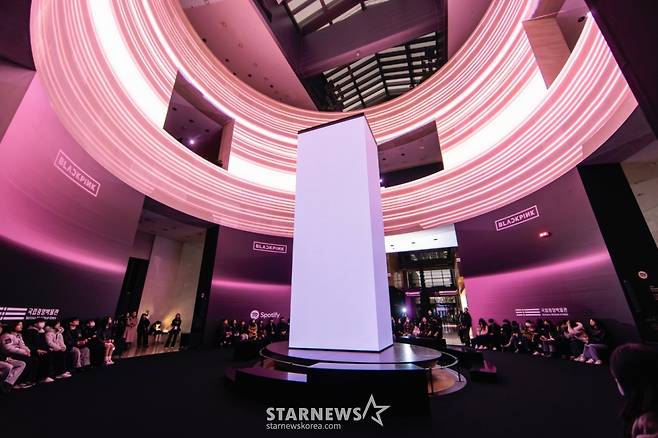 [서울=뉴시스] YG엔터테인먼트는 블랙핑크 컴백을 기념해 내달 8일까지 서울 용산구 국립중앙박물관에서 '국중박 X 블랙핑크' 프로젝트를 선보인다고 27일 밝혔다. 사진은 '국중박 X 블랙핑크' 프로젝트가 진행되는 국립중앙박물관 모습. (사진=YG엔터테인먼트 제공) 2026.02.27. photo@newsis.com *재판매 및 DB 금지 /사진=