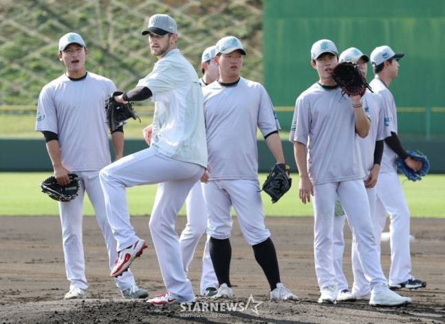 KT 위즈가 26일 일본 오키나와현 우루마 쿠시카와 야구장에서 스프링캠프 일정을 진행했다. 보쉴리를 비롯한 투수조가 번트 수비 훈련을 하고 있다. /사진=김진경 대기자