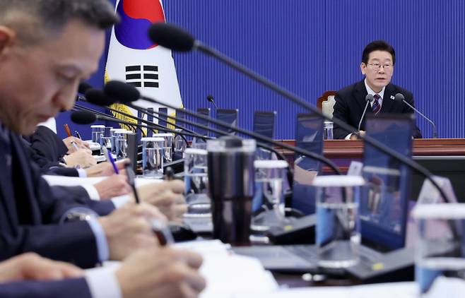 이재명 대통령이 24일 형사미성년자의 연령 하향 논쟁에 불을 붙였다.[사진｜뉴시스]