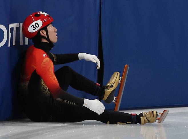 중국 쇼트트랙은 지난 23일 폐막한 2026 밀라노·코르티나 동계올림픽에서 은메달 하나만 따내며 그야말로 참패를 당했다. 1998 나가노 올림픽 이후 28년 만에 '노 골드' 수모를 당하는 등 한 때 한국, 캐나다와 세계 3강을 구축하던 중국 쇼트트랙이 이젠 세계 무대에서 2~3류로 전락하고 말았다. 특히 린샤오쥔 등 귀화 선수들의 부진이 뼈아프다. 중국 쇼트트랙 대표팀엔 이번 대회 2명의 올림픽 금메달리스트 귀화 선수가 포함돼 있었다. 2018 평창 올림픽 남자 1500m 우승자인 린샤오쥔, 그리고 2022 베이징 올림픽 남자 500m 챔피언 류샤오앙이 그들이다. 그러나 린샤오쥔과 류샤오앙 모두 이번 대회에서 단 하나의 메달도 목에 걸지 못했다. 연합뉴스