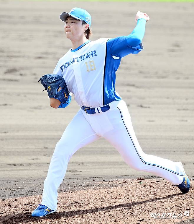 일본프로야구(NPB) 닛폰햄 파이터스의 주축 선발투수 야마사키 사치야가 26일 일본 오키나와 나고시영구장에서 열린 한화 이글스와의 연습경기에서 채은성에게 홈런을 허용했다. 사진 고아라 기자