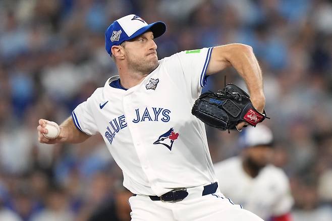 미국 메이저리그(MLB)의 '리빙 레전드' 맥스 슈어저가 26일 원소속팀 토론토 블루제이스와 1년 최대 1300만 달러에 재계약을 체결했다. 슈어저의 계약 소식이 전해진 이후 그의 아내 에리카는 딸 브룩이 지난해 말 토론토 구단에 보냈던 편지를 공개했다. AP 연합뉴스